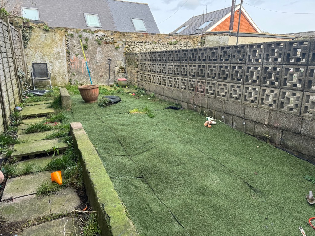 Lot: 182 - THREE STOREY FREEHOLD HOUSE INVESTMENT - Rear garden